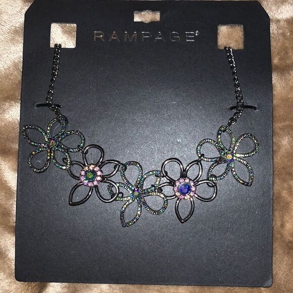 Rampage Flower Necklace   - Picture 2 of 5